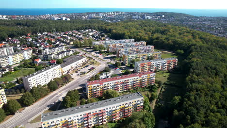 Toma-Aérea-De-Pájaros-De-Coloridos-Bloques-De-Apartamentos-En-El-Distrito-De-Witomino-De-Gdynia,-Polonia