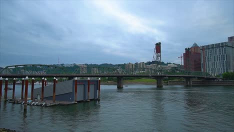 Puente-Hawthorne-Y-Centro-De-Portland-A-Lo-Largo-Del-Río-Willamette-Desde-La-Explanada-Del-Lado-Este