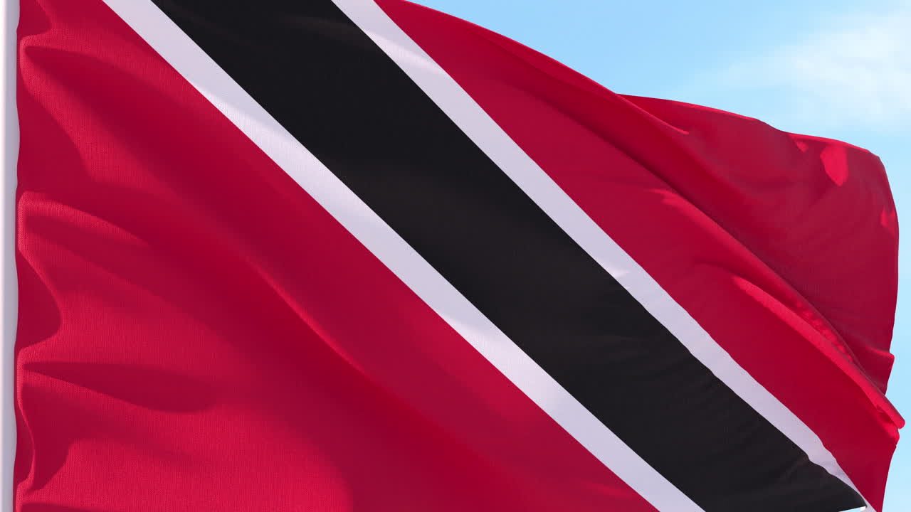 Bandiera Nazionale di Trinidad e Tobago che Sventola Contro il Cielo Blu
