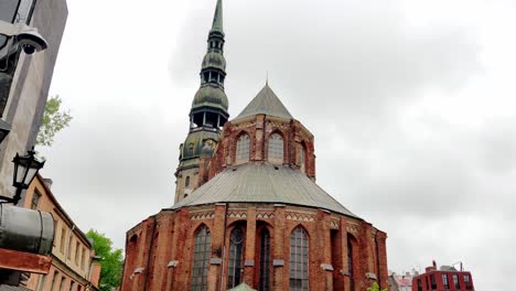 la iglesia de san pedro en el casco antiguo de riga, letonia