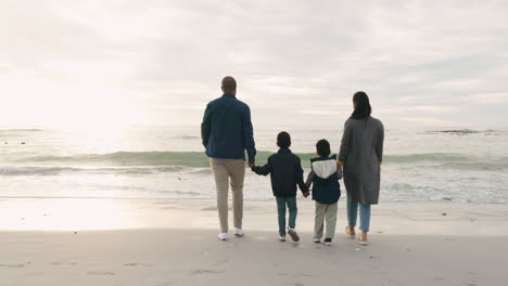 Strand,-Urlaub-Und-Rückseite-Der-Familie,-Die-Händchen-Hält