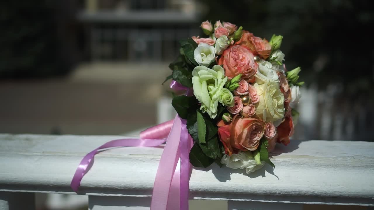 테이블 위 에 있는 신부 의 아름다운 결혼식 꽃다발