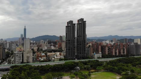 Rechte-Pfanne-Des-Stadtbildes-Von-Taipeh