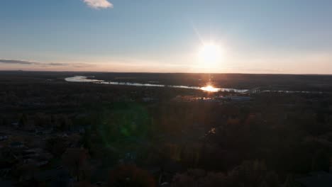 Drohnenüberflug-Von-Bismarck,-North-Dakota-Bei-Sonnenuntergang