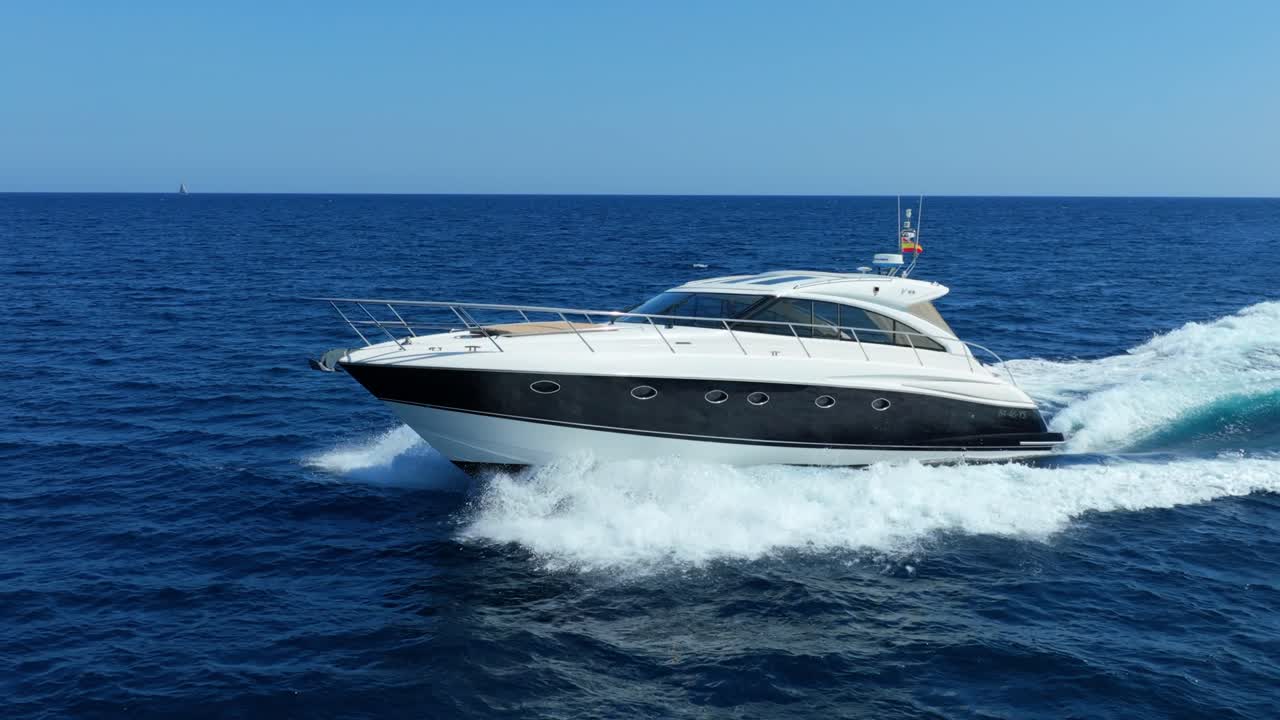 Motoscafo di lusso che crea onde sul mare Mediterraneo durante una giornata di sole, al rallentatore