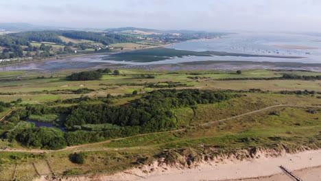 Luftaufnahme-über-Dem-Dawlish-Golfplatz-Neben-Sandgruben-Und-Der-Mündung-Des-Flusses-Exe