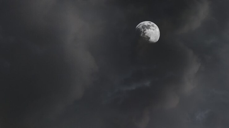 lua à noite com nuvens escuras no céu