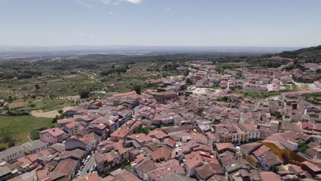 Vista-Aérea-De-Jaraíz-De-La-Vera-Que-Orbita-La-Pintoresca-Ciudad-Española-En-El-Noreste-De-Cáceres-Con-Coloridos-Tejados-Rojos