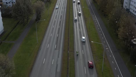 Verkehr-Auf-Der-Städtischen-Straße-In-Reykjavik-An-Einem-Sonnigen-Tag,-Antenne