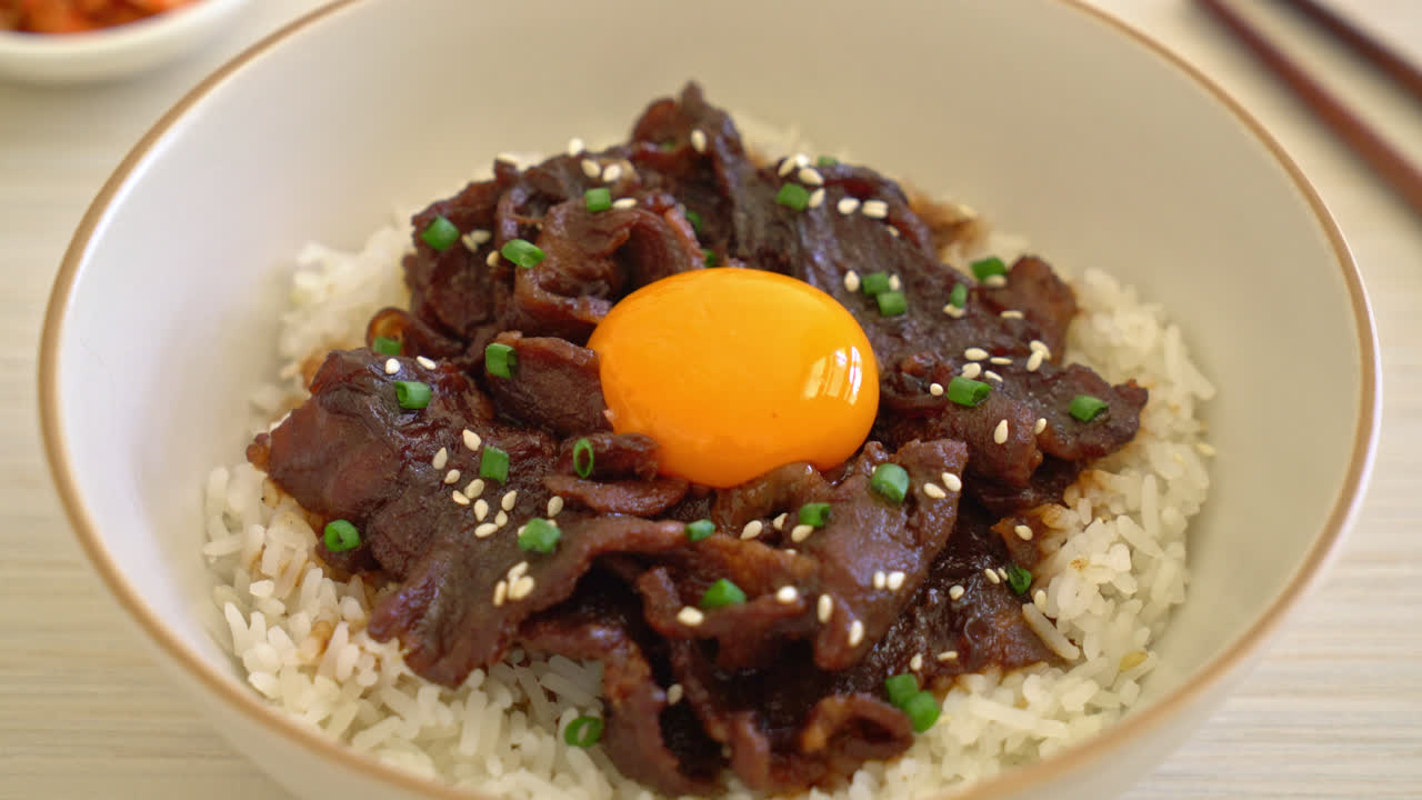 arroz con cerdo con sabor a soja o tazón de donburi de cerdo japonés - estilo de comida asiática