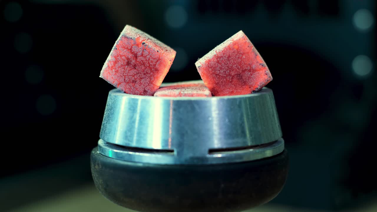 carbón de narguile en un cuenco