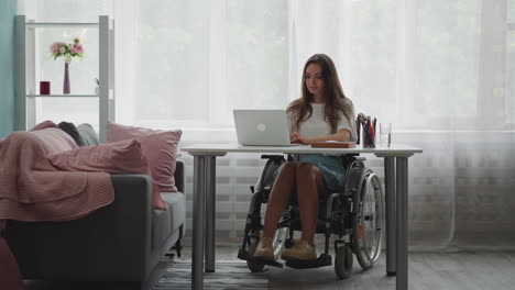 Estudiante-Con-Discapacidad-Sentada-En-Silla-De-Ruedas-Haciendo-La-Tarea