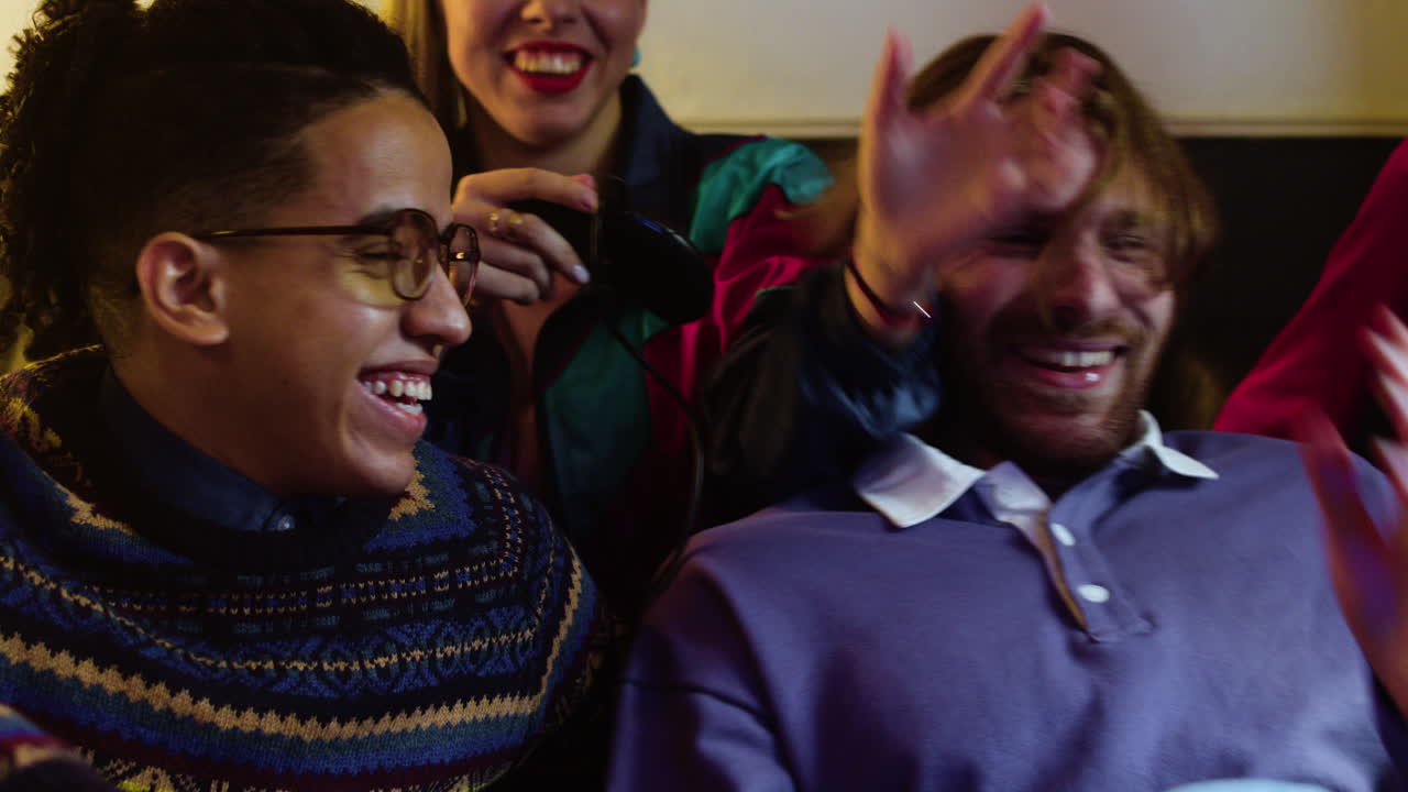 비디오 게임을 하는 사람들