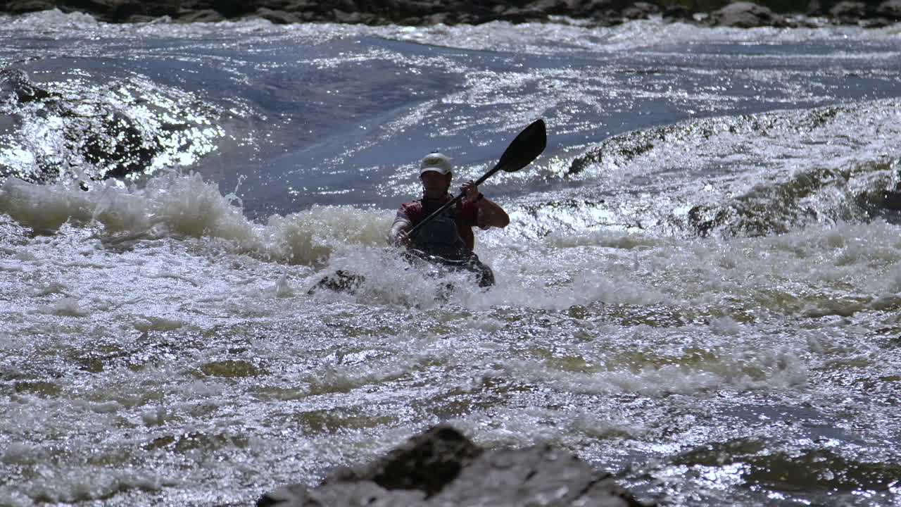 Silhouette di rapide e sport estremi in kayak