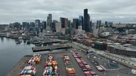 Luftaufnahme-Der-Werft-Von-Seattle-Mit-Der-Skyline-Der-Stadt-Im-Hintergrund-An-Einem-Bewölkten-Tag