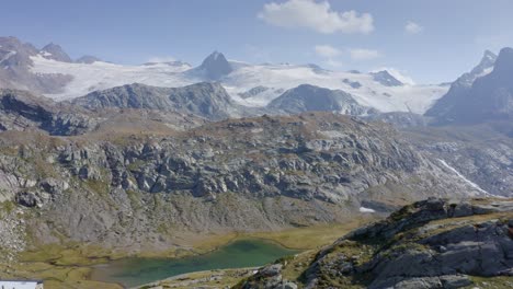 Kleines-Haus,-Umgeben-Von-Bergen-Und-Dem-Aosta-Gletscher