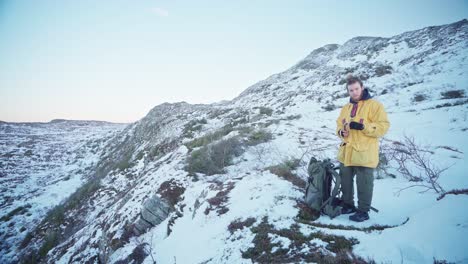 Wanderer-Zieht-Eine-Banane-Aus-Seinem-Rucksack