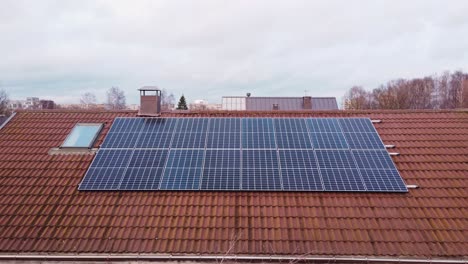 拉脫維亞私人住宅地上的許多太陽能電池板,空中飛行後景