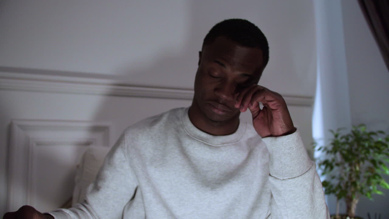 primo piano di un giovane uomo stanco sul letto