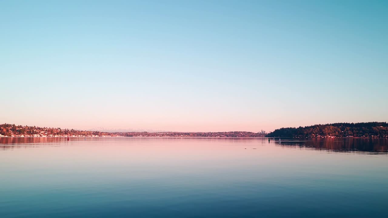 lago washington agua tranquila y vistas a la montaña al amanecer
