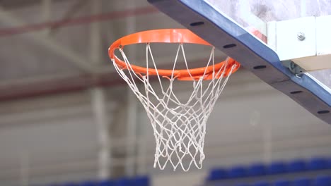 el jugador lanza la pelota de baloncesto y no logra meterla en la canasta