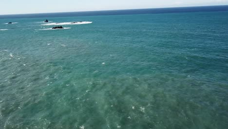 aguas tropicales en el mar 4k