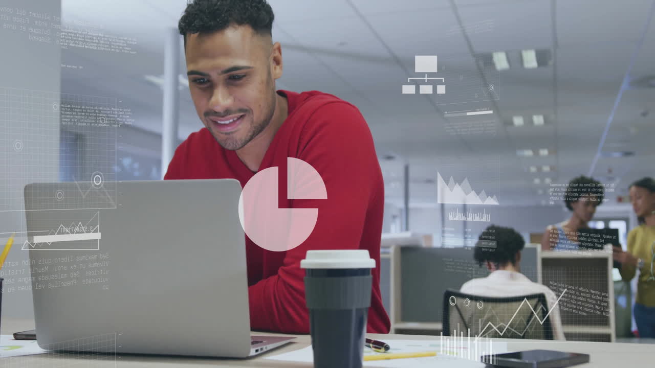 animación del procesamiento de datos financieros sobre un empresario biracial usando una computadora portátil en la oficina.