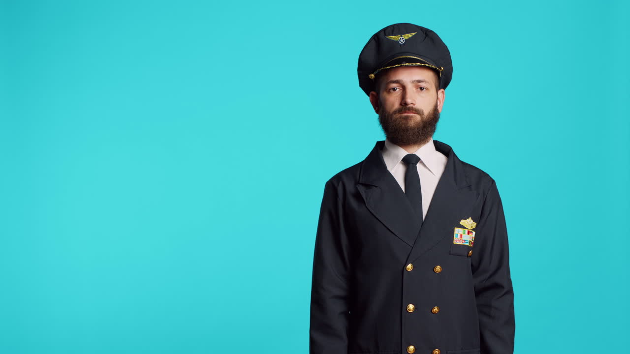 Aviatore che fa il saluto militare su sfondo blu