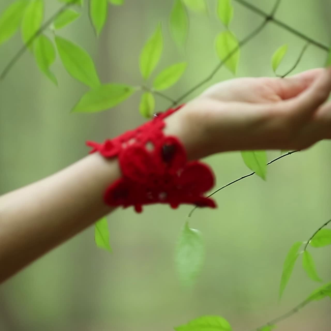 belleza joven tocando la hoja