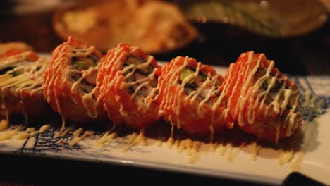primer plano de rollos de sushi con ingredientes vibrantes