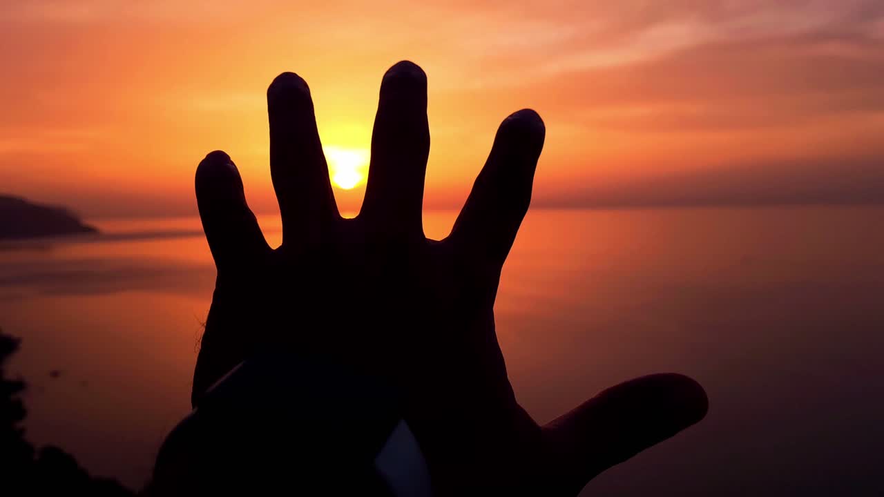 실루엣이 있는 주황색 일몰