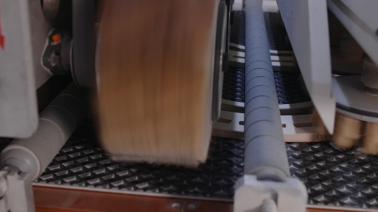 나무 가공 기계 가 작동 하고 있다