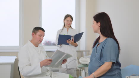 pregnant woman consulting with doctors