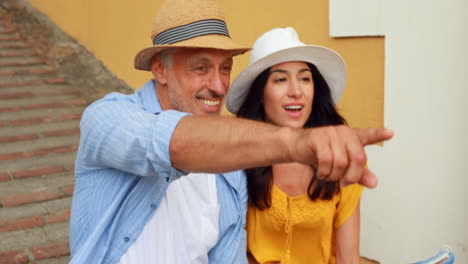 una pareja sonriente chequeando el mapa.