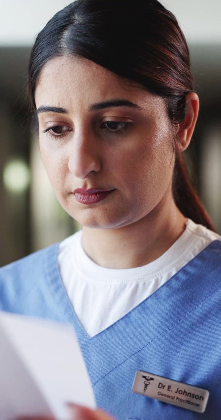 Dottoressa che esamina i documenti medici in ospedale