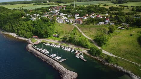 drone entrante disparado desde el bonito pueblo de lohme con puerto deportivo en la costa de la isla de rügen en alemania