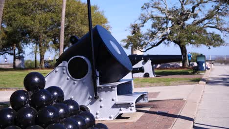 Un-Foco-Tormentoso-De-Los-Cañones-Y-Morteros-En-La-Batería-En-Charleston,-Sc