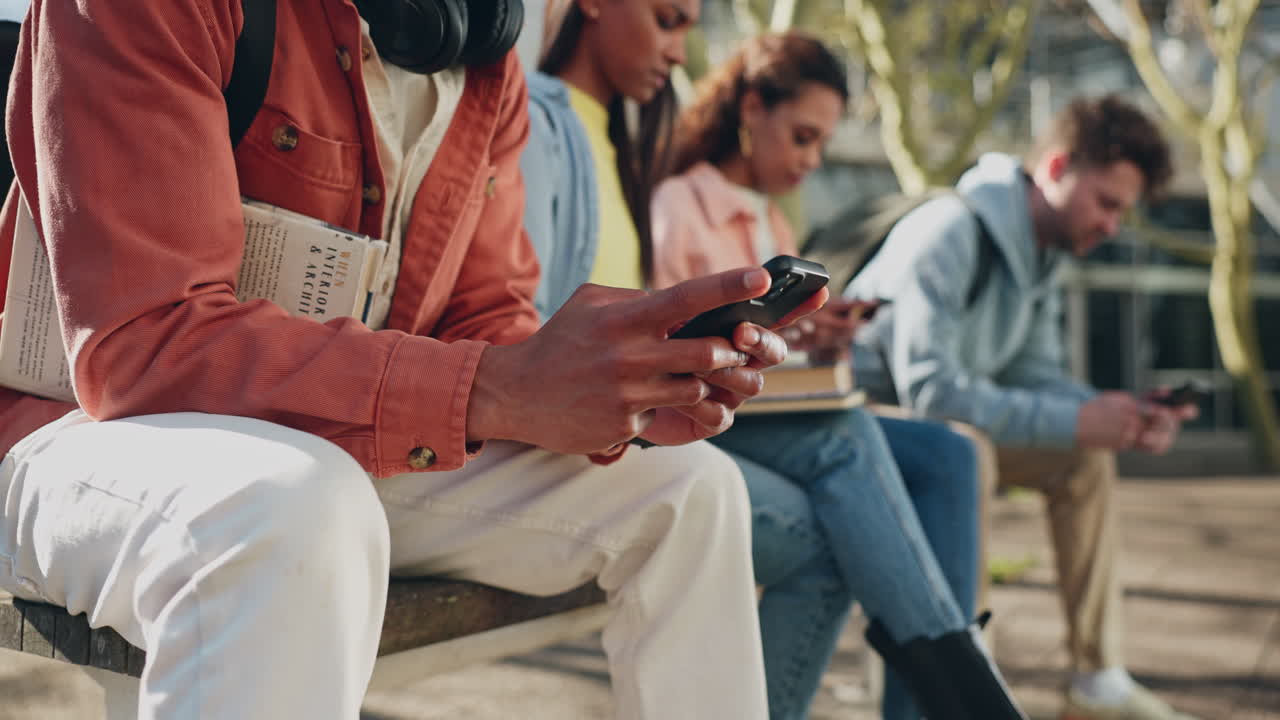 Studenti, mani e comunicazione telefonica