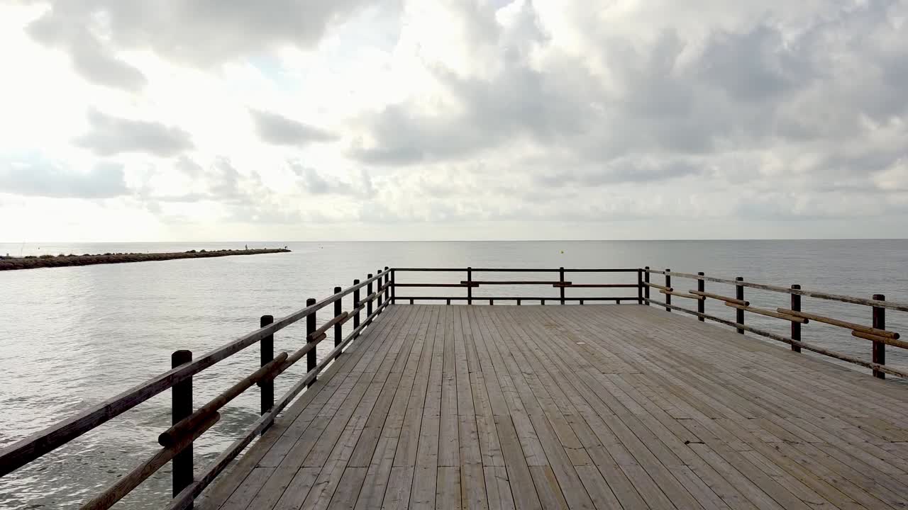 아침 일찍 나무 로 된 산책로 에서 이륙 하는 것