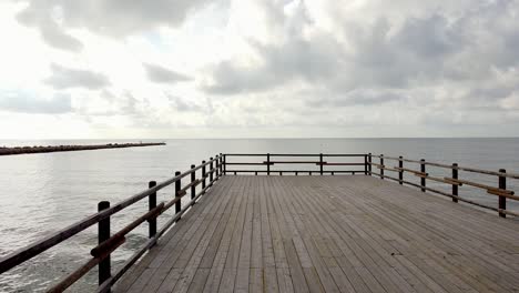 despegando de la pasarela de madera, temprano en la mañana