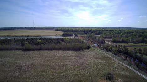 drone volando sobre tierras de cultivo despejadas a principios de la primavera