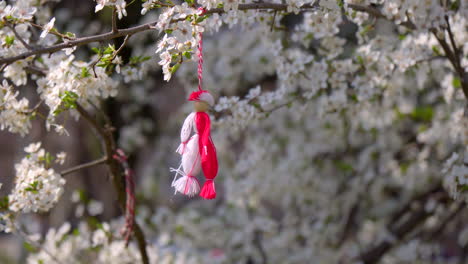 Ein-Blühender-Baum-Mit-Weißen-Blumen-Und-Einem-Martenitsa-behang