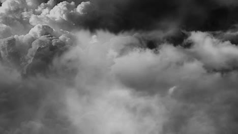 blick auf ein gewitter, das sich in den dunklen wolken ereignete