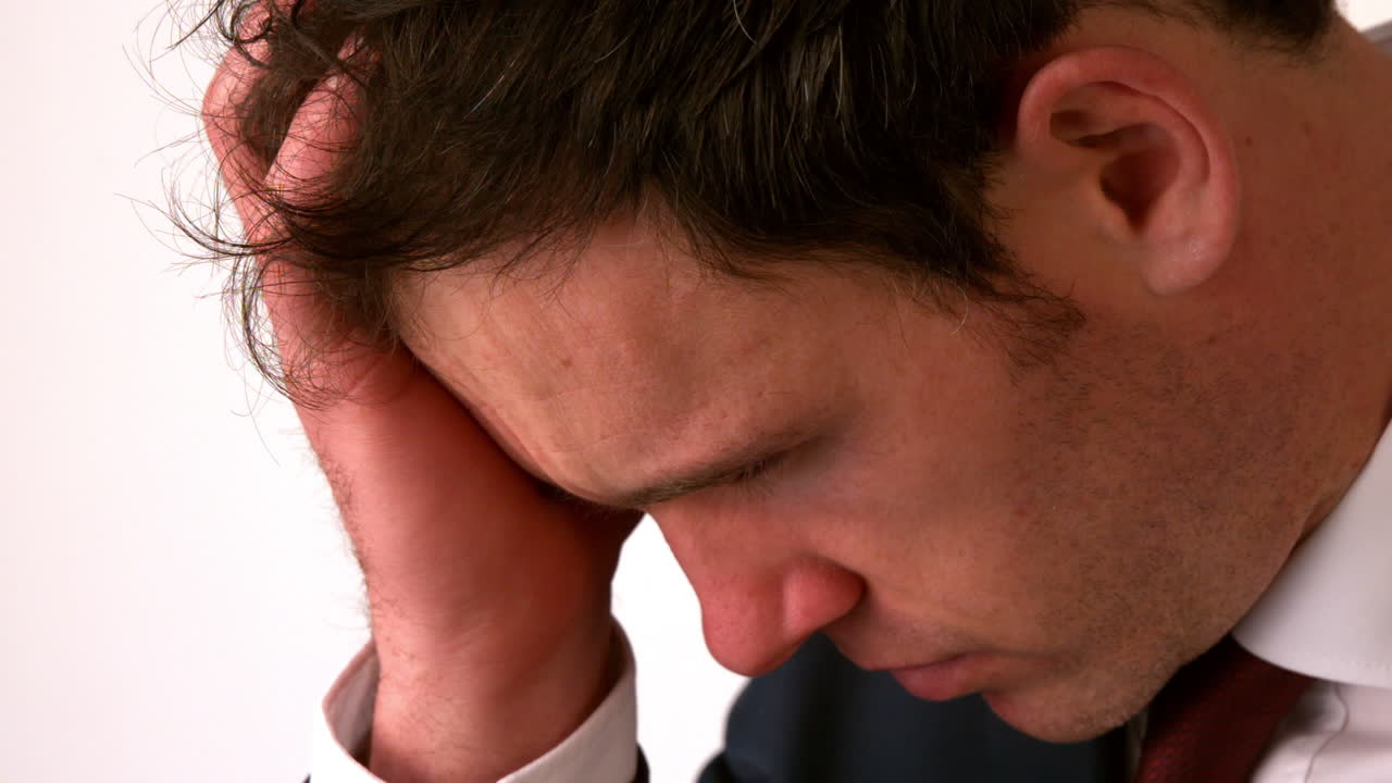 실망한 사업가가 머리를 때리고