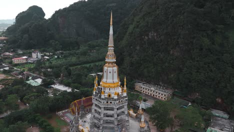 disparo de avión no tripulado en el templo del tigre, ubicado en krabi, tailandia