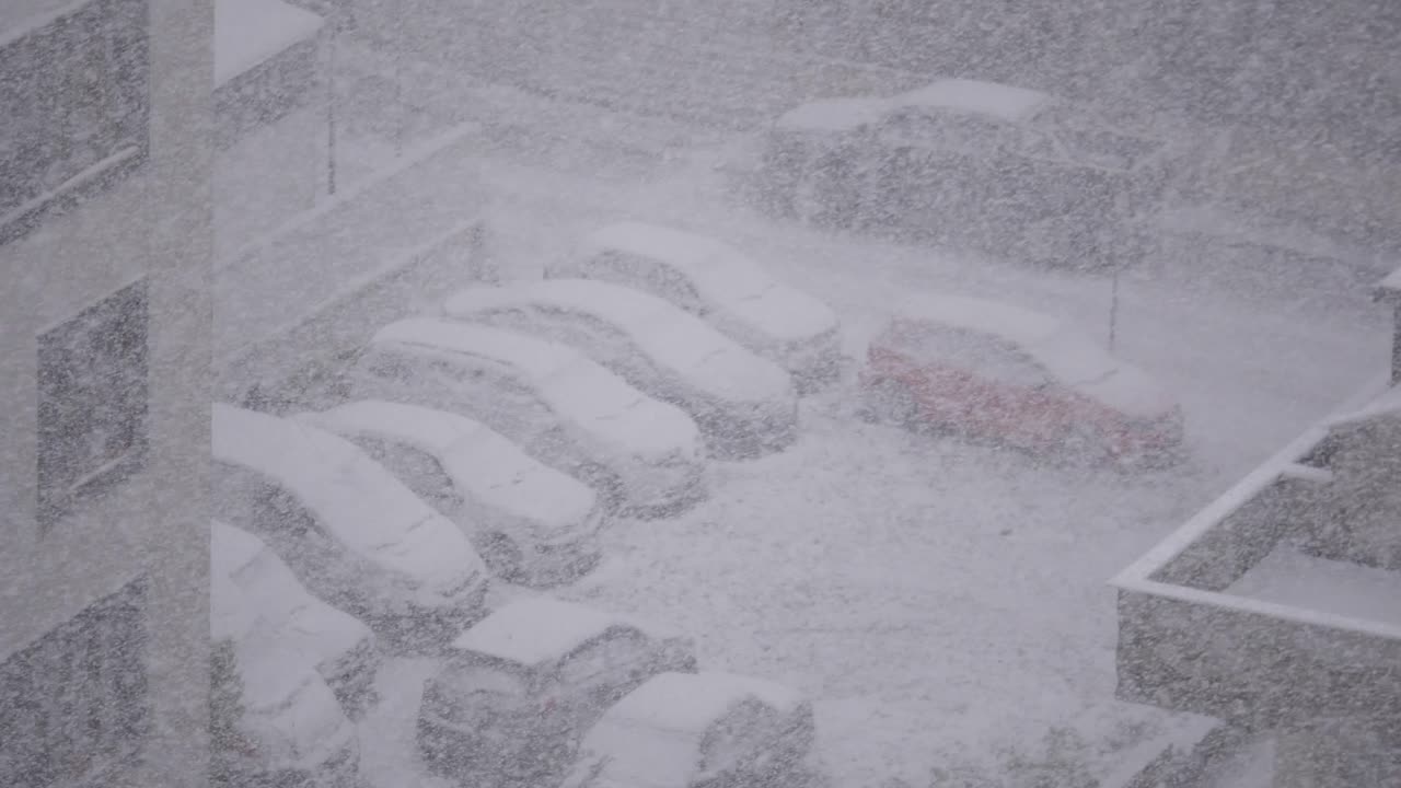 сильный снегопад на парковке.