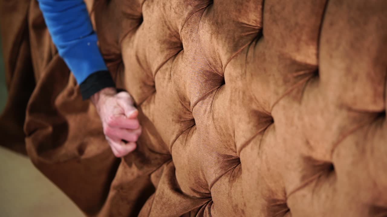 티드 소파 를 가득 채우고 있는 사람