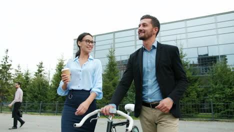 colegas de negocios caminando y hablando