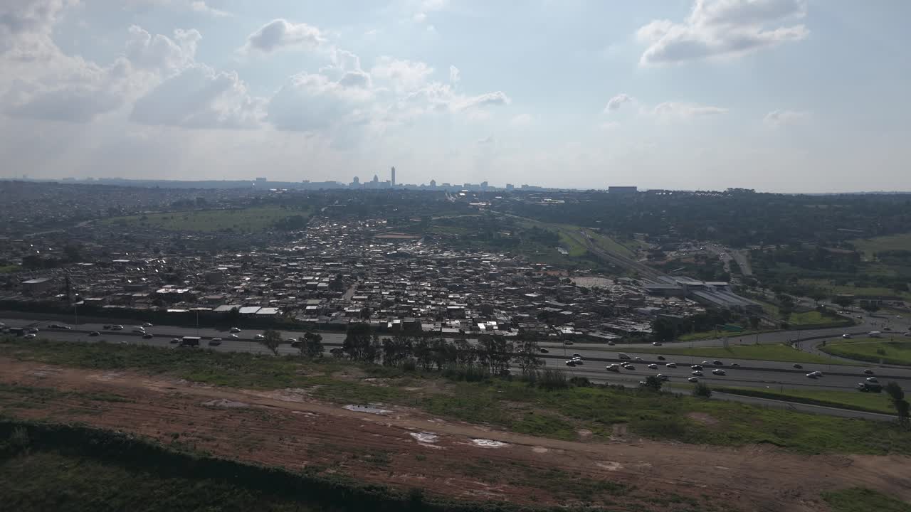 en esta grabación aérea de 4k, una toma de empujón se acerca a la bulliciosa ciudad de johannesburgo, enmarcando una autopista ocupada y un municipio, proporcionando una visión dinámica de la energía urbana y la vida diaria