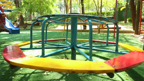 la rotonda del patio de recreo girando sola en el parque